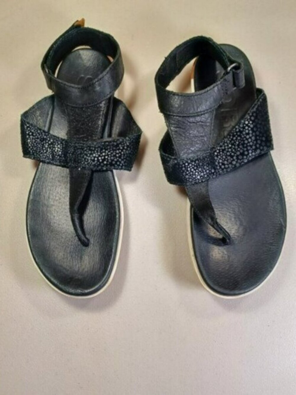 Sorel womens black Torpedo T-strap sandals 7.5 M EUC